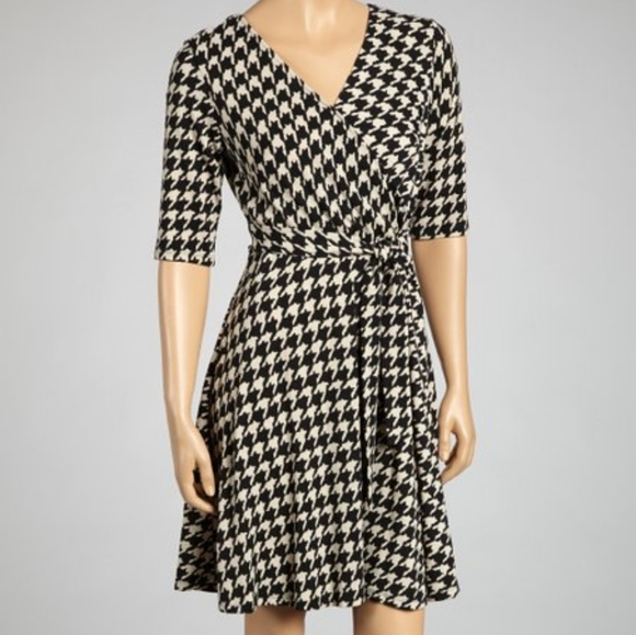 Sandra Darren Dresses & Skirts - Sandra Darren stretchy houndstooth fit and flare dress sz 12 *L3